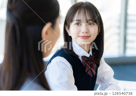 勉強する女子学生と先生 勉強する女子学生と先生 126540736