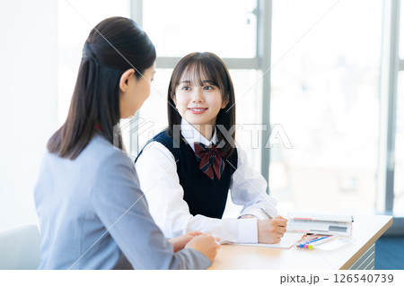 勉強する女子学生と先生 勉強する女子学生と先生 126540739