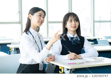 勉強する女子学生と先生 126540747