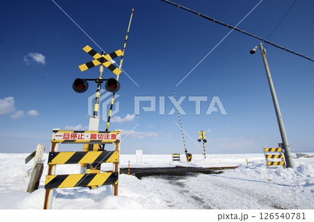 流氷へ向かう踏切　鉄道とオホーツク海流氷　北海道網走北浜 126540781
