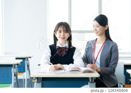 勉強する女子学生と先生 126540804