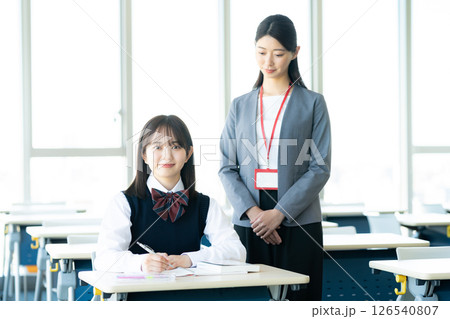 勉強する女子学生と先生 勉強する女子学生と先生 126540807