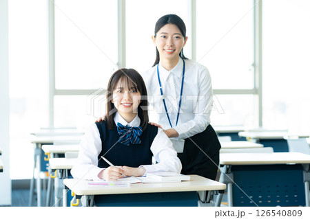 勉強する女子学生と先生 126540809