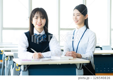 勉強する女子学生と先生 勉強する女子学生と先生 126540816