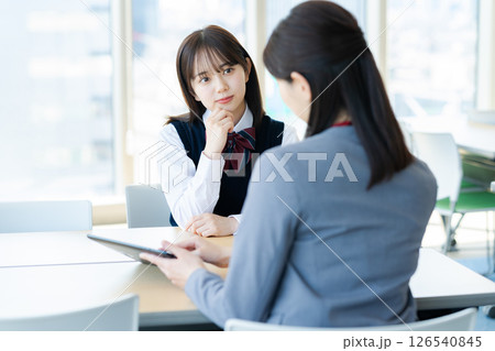 面談する女子学生 面談する女子学生 126540845