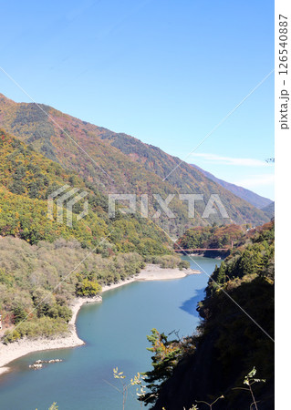 水殿ダム湖畔の風景 126540887