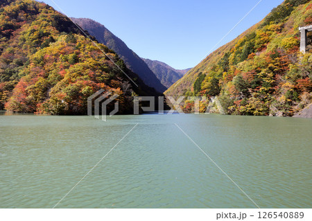水殿ダム湖畔の風景 126540889