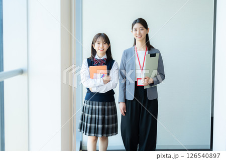 廊下を歩く生徒と先生 126540897