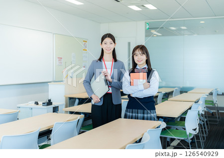 教室に立つ先生と生徒 教室に立つ先生と生徒 126540929
