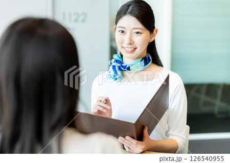 受付の若い女性 126540955