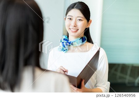 受付の若い女性 126540956