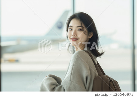 空港で笑顔を見せる若い女性 空港で笑顔を見せる若い女性 126540973