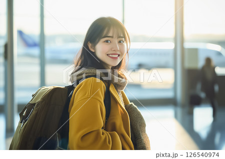 空港で笑顔を見せる若い女性 空港で笑顔を見せる若い女性 126540974