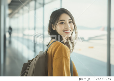 空港で笑顔を見せる若い女性 空港で笑顔を見せる若い女性 126540975