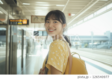 空港で笑顔を見せる若い女性 空港で笑顔を見せる若い女性 126540977