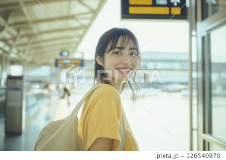 空港で笑顔を見せる若い女性 空港で笑顔を見せる若い女性 126540978