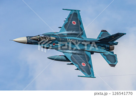 大空を飛ぶ戦闘機 126541770