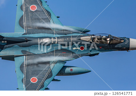 大空を飛ぶ戦闘機 126541771
