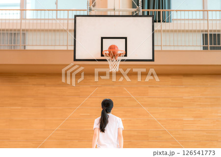体育館でバスケットをする体操着姿の女子中学生・女子高生 126541773