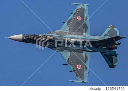 大空を飛ぶ戦闘機 126541791