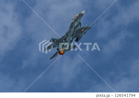 大空を飛ぶ戦闘機 126541794
