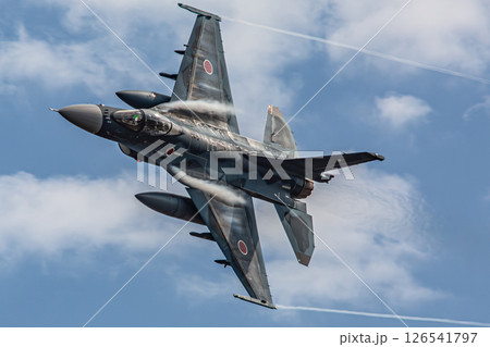 大空を飛ぶ戦闘機 126541797