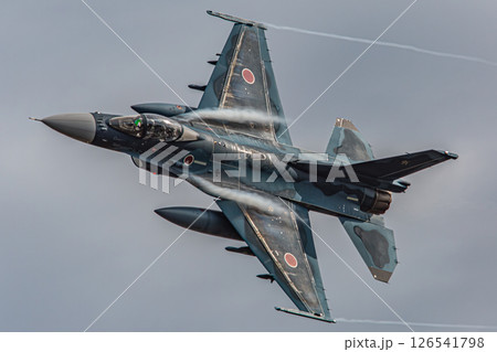 大空を飛ぶ戦闘機 126541798