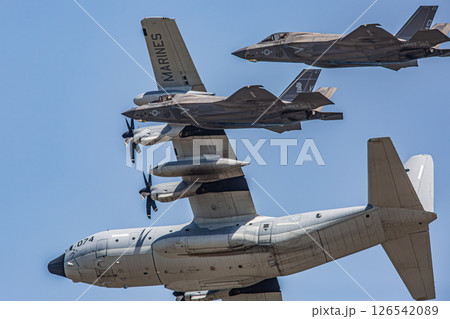 空中給油機と戦闘機 空中給油機と戦闘機 126542089