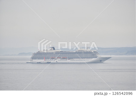 春の北海道函館市で函館港に寄港するクルーズ船バイキングエデン号の風景を撮影 126542096