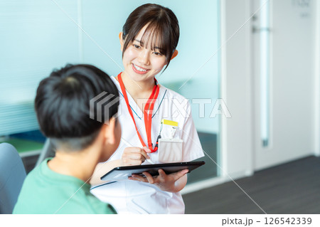 病院で働く医療従事者 126542339