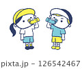 熱中症対策のために水分補給をしている男子女子（シンプルかわいいブルー系） 126542467