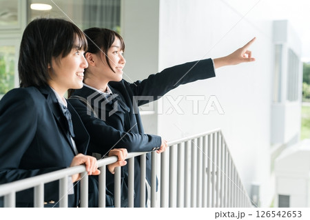 学校のバルコニーにいる女子高生,中学生,高校生,小学生 126542653