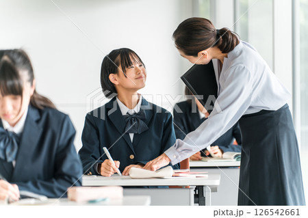 教室で授業を受ける女子高生,中学生,高校生,小学生と先生,教師 126542661