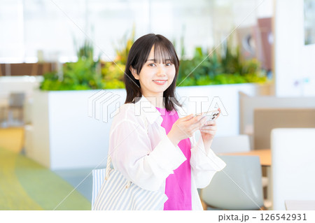 スマホを見る笑顔の女性 126542931
