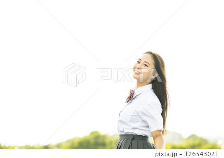 空を見上げる女子高生　笑顔 126543021