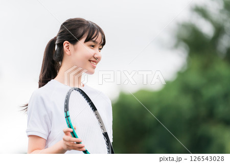 学校の校庭,グラウンドでテニスをする体操着姿の小学生,中学生,高校生の女の子 126543028