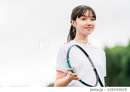 学校の校庭,グラウンドでテニスをする体操着姿の小学生,中学生,高校生の女の子 126543029