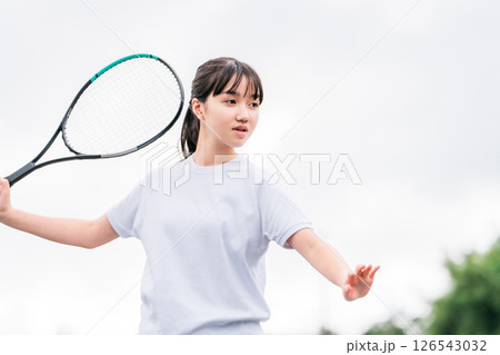 学校の校庭,グラウンドでテニスをする体操着姿の小学生,中学生,高校生の女の子 126543032