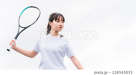 学校の校庭,グラウンドでテニスをする体操着姿の小学生,中学生,高校生の女の子 126543033