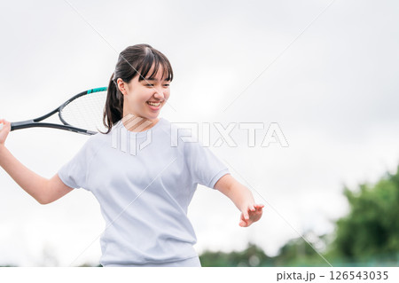学校の校庭,グラウンドでテニスをする体操着姿の小学生,中学生,高校生の女の子 126543035