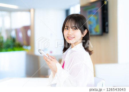 スマホを操作する若い女性 スマホを操作する若い女性 126543043