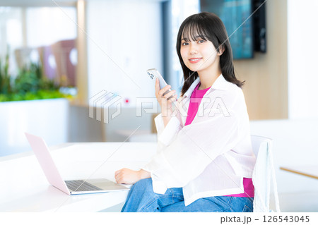 スマホを操作する若い女性 126543045