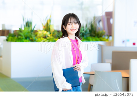 オフィスで働くビジネスウーマン 126543075