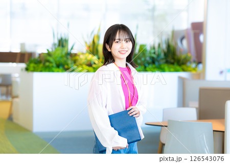 オフィスで働くビジネスウーマン 126543076