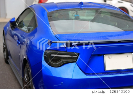 車のテールランプ 126543100