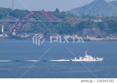 呉湾を疾走する巡視船きりしま と第二音戸大橋 呉湾を疾走する巡視船きりしま と第二音戸大橋 126543182