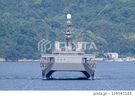 航行中に正面を向ける音響測定艦あき 126543183