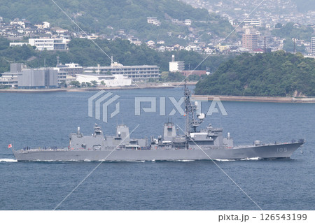 呉湾を航行中の護衛艦いなづま 126543199