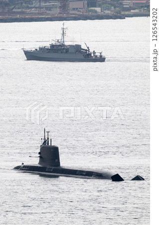 呉湾に浮かぶ たいげい型潜水艦と航行中の掃海艇あおしま 126543202