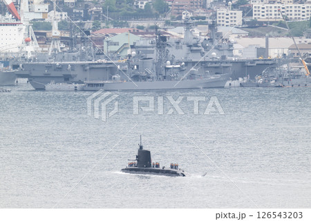 呉基地に帰港する たいげい型潜水艦と在泊艦艇 126543203